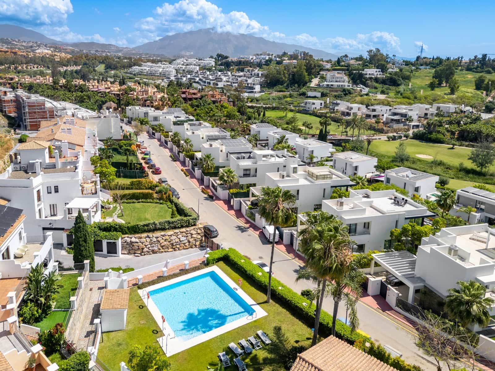 3 soveværelse Semi-Rækkehus til salg i Estepona med swimmingpool garage - € 749.000 (Ref: 9836216)