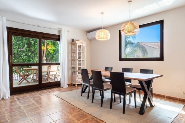 3 sovrum Semi-fristående Villa till salu i Benahavís med pool garage - 749 000 € (Ref: 9836216)
