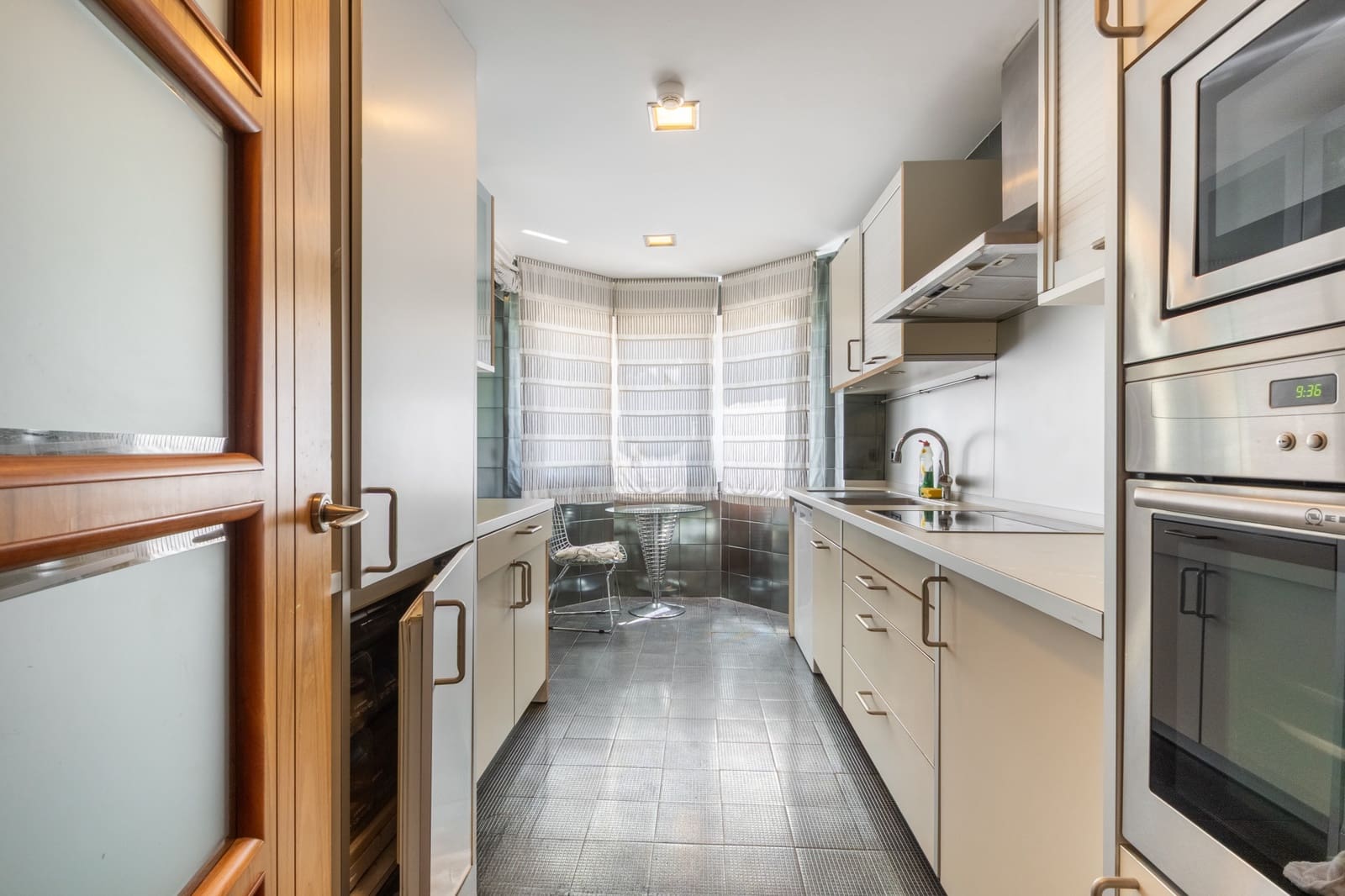 3 sypialnia Apartament na sprzedaż w Marbella z basenem garażem - 1 850 000 € (Ref: 9839075)