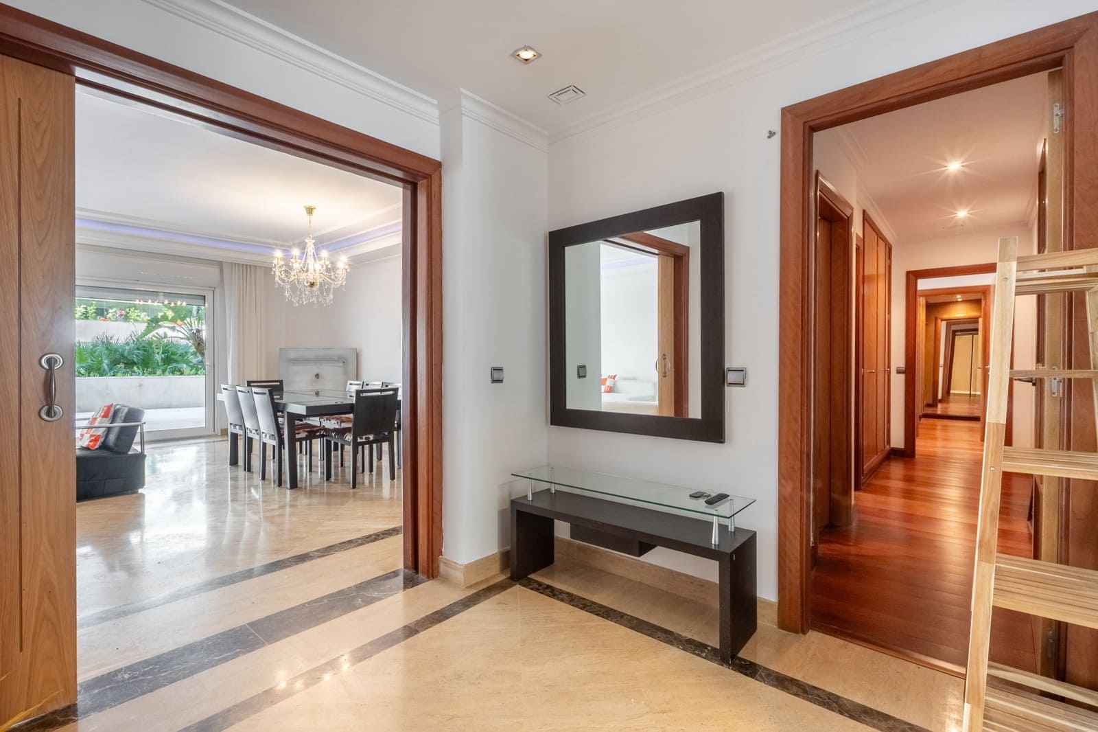 3 sypialnia Apartament na sprzedaż w Marbella z basenem garażem - 1 850 000 € (Ref: 9839075)