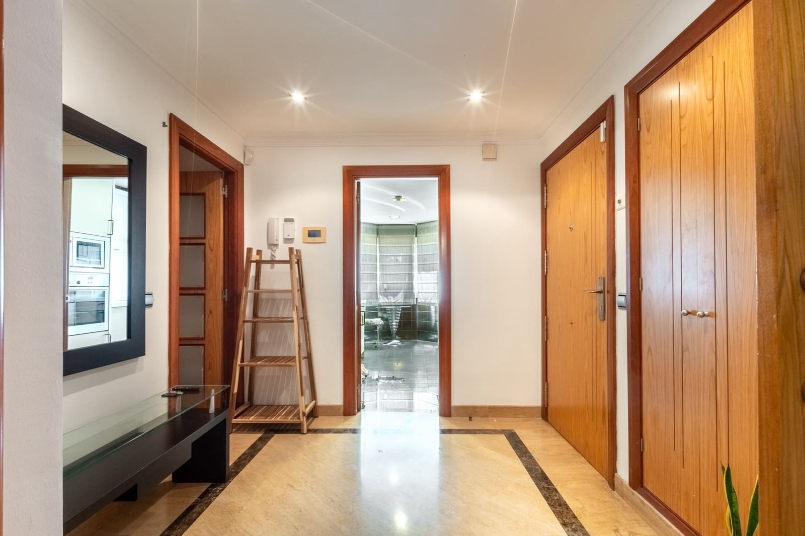 3 sypialnia Apartament na sprzedaż w Marbella z basenem garażem - 1 850 000 € (Ref: 9839075)