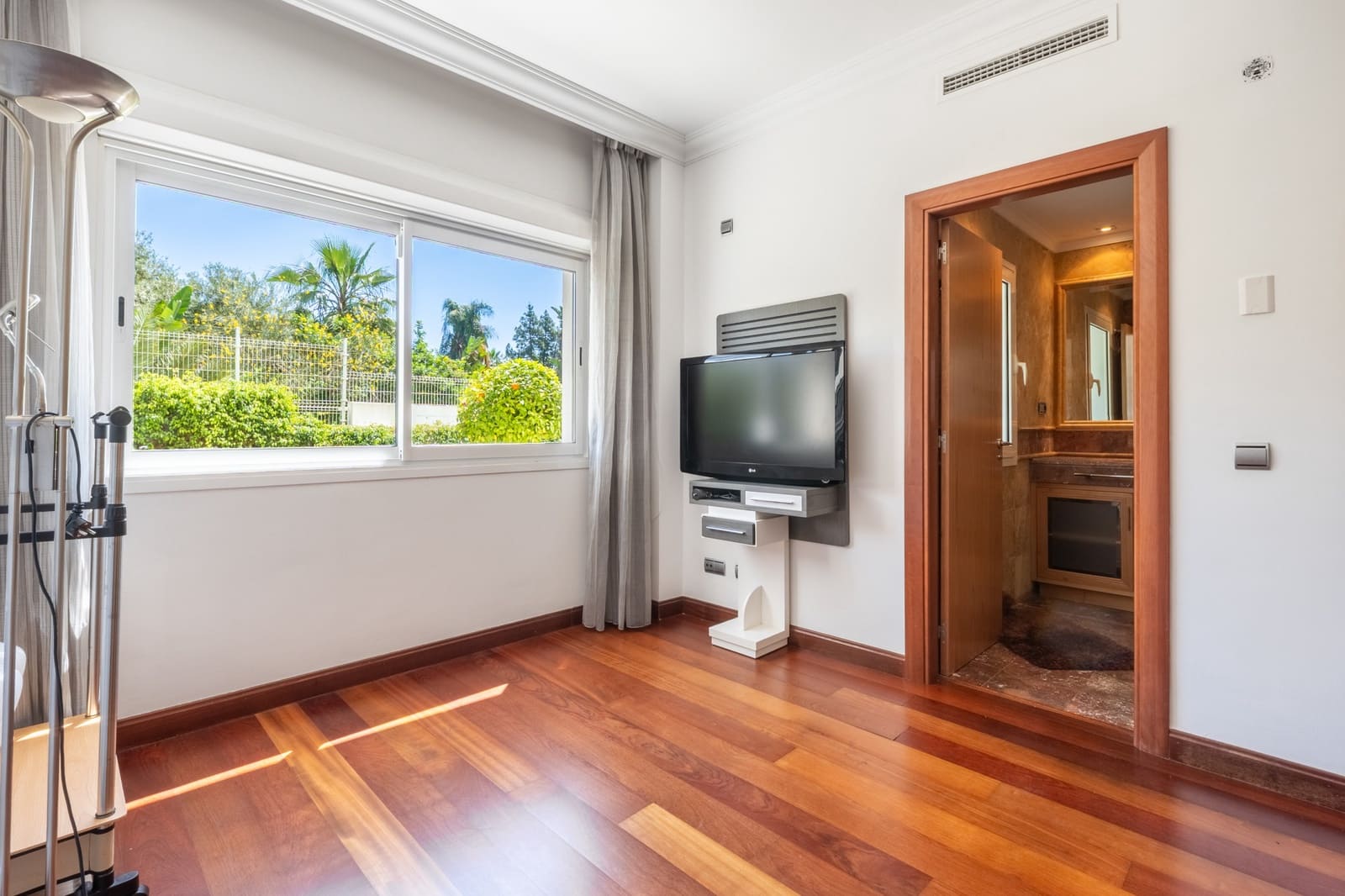 3 sypialnia Apartament na sprzedaż w Marbella z basenem garażem - 1 850 000 € (Ref: 9839075)