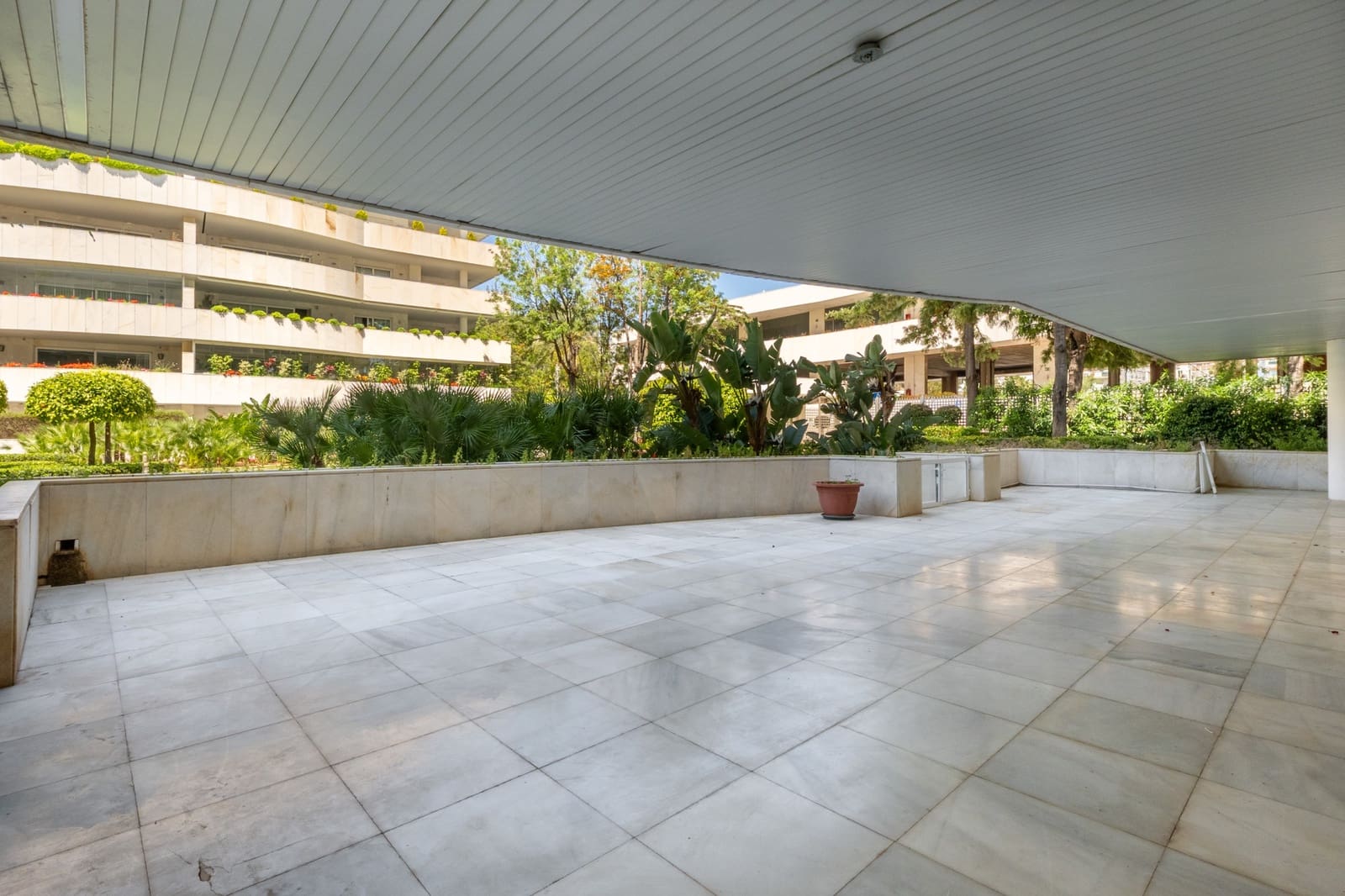 3 sypialnia Apartament na sprzedaż w Marbella z basenem garażem - 1 850 000 € (Ref: 9839075)