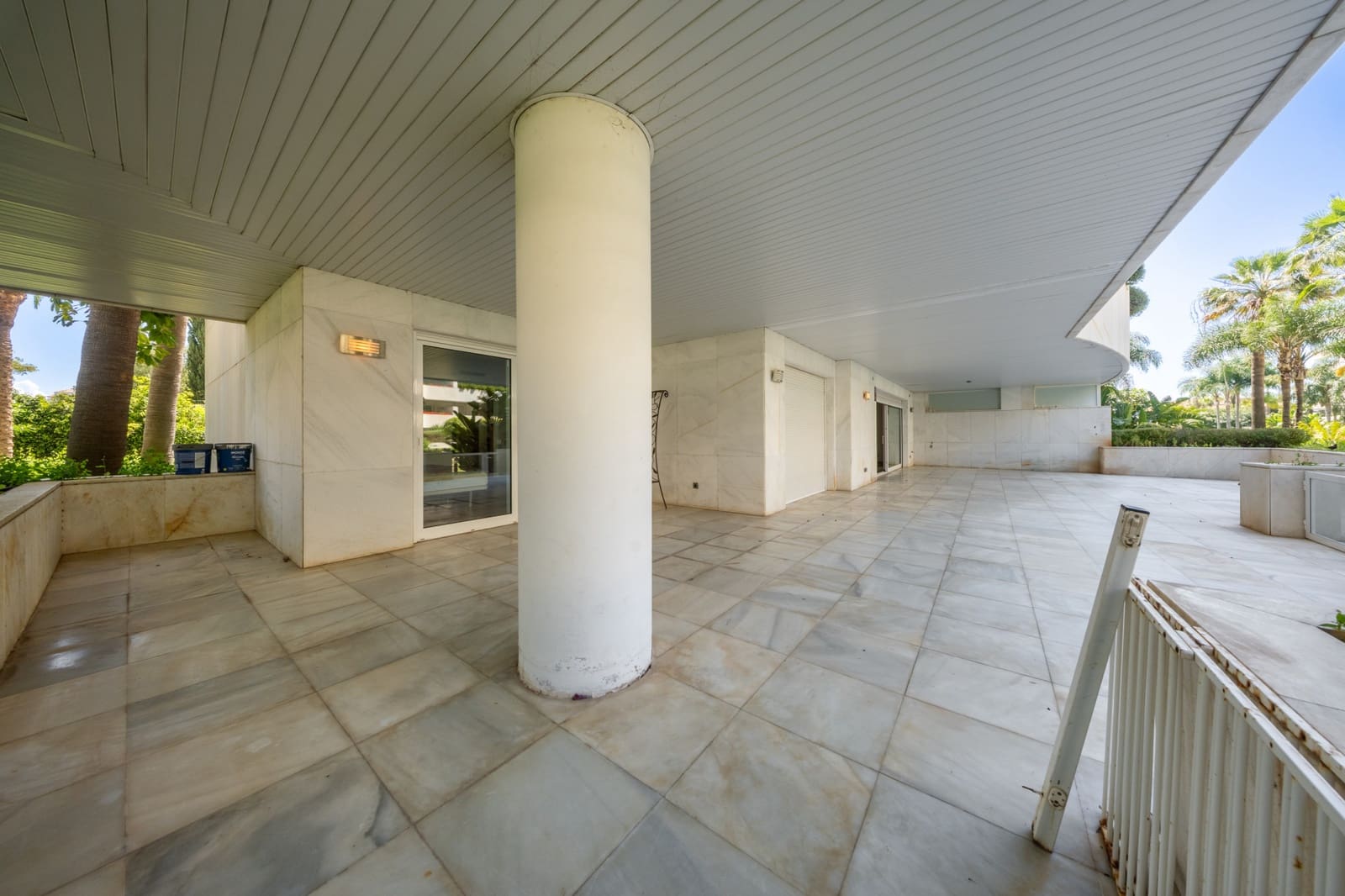 3 sypialnia Apartament na sprzedaż w Marbella z basenem garażem - 1 850 000 € (Ref: 9839075)