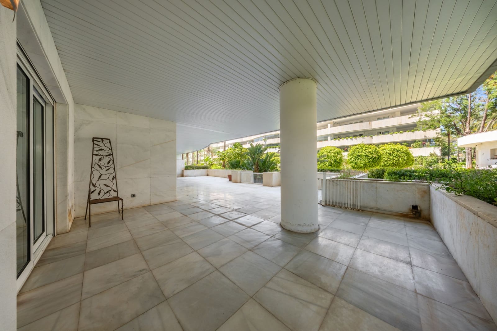 3 sypialnia Apartament na sprzedaż w Marbella z basenem garażem - 1 850 000 € (Ref: 9839075)