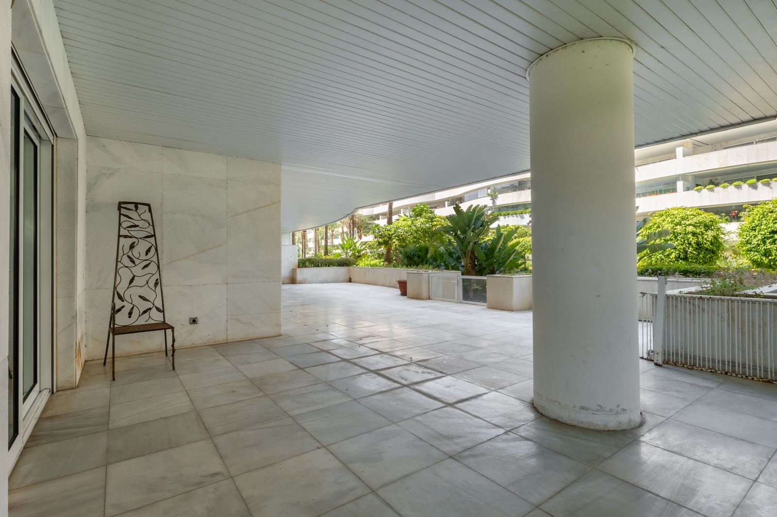 3 sypialnia Apartament na sprzedaż w Marbella z basenem garażem - 1 850 000 € (Ref: 9839075)