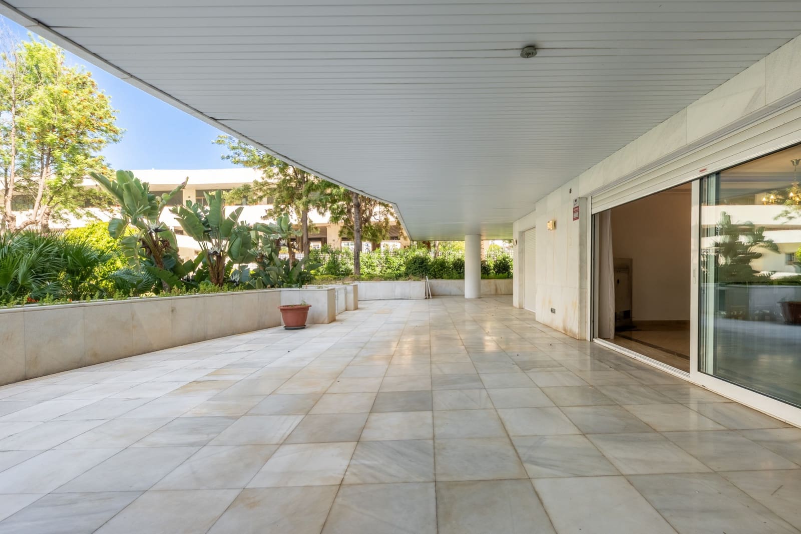 3 sypialnia Apartament na sprzedaż w Marbella z basenem garażem - 1 850 000 € (Ref: 9839075)