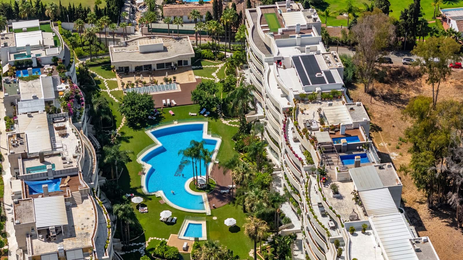 3 sypialnia Apartament na sprzedaż w Marbella z basenem garażem - 1 850 000 € (Ref: 9839075)