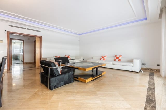3 sypialnia Apartament na sprzedaż w Marbella z basenem garażem - 1 850 000 € (Ref: 9839075)