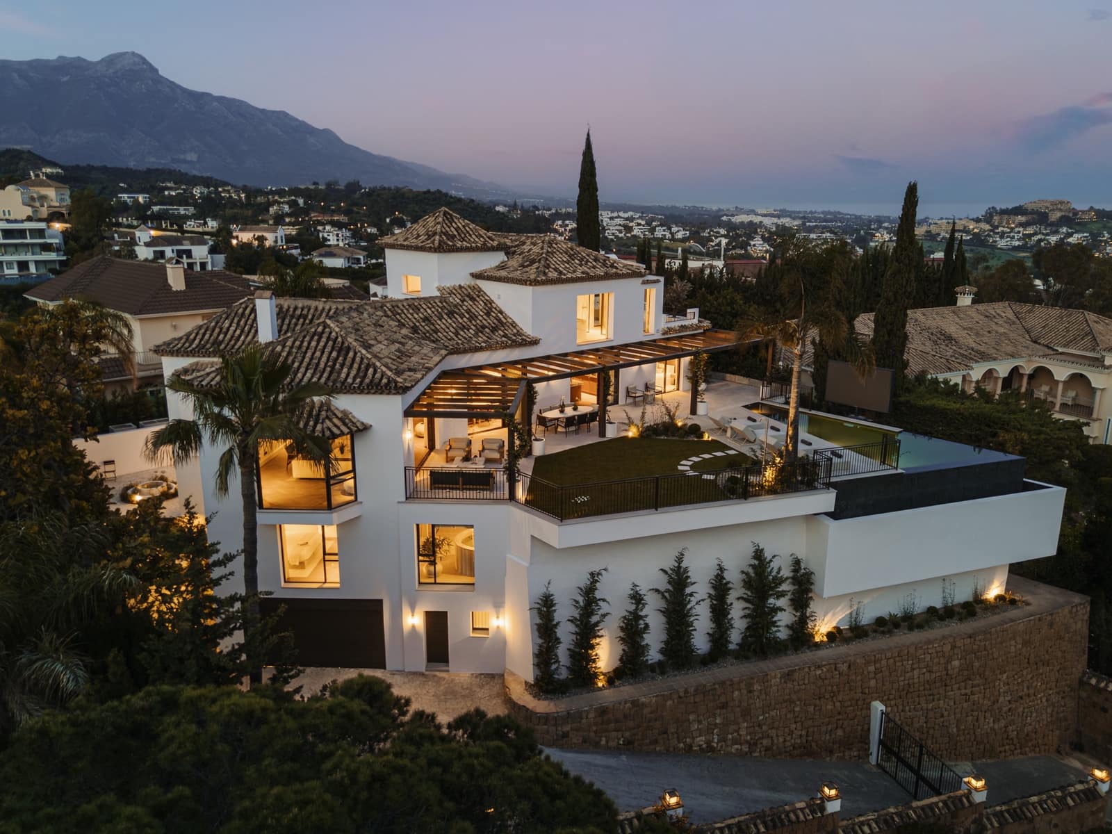 6 bedroom Villa for sale in Benahavis with pool garage - € 8,795,000 (Ref: 9845258)