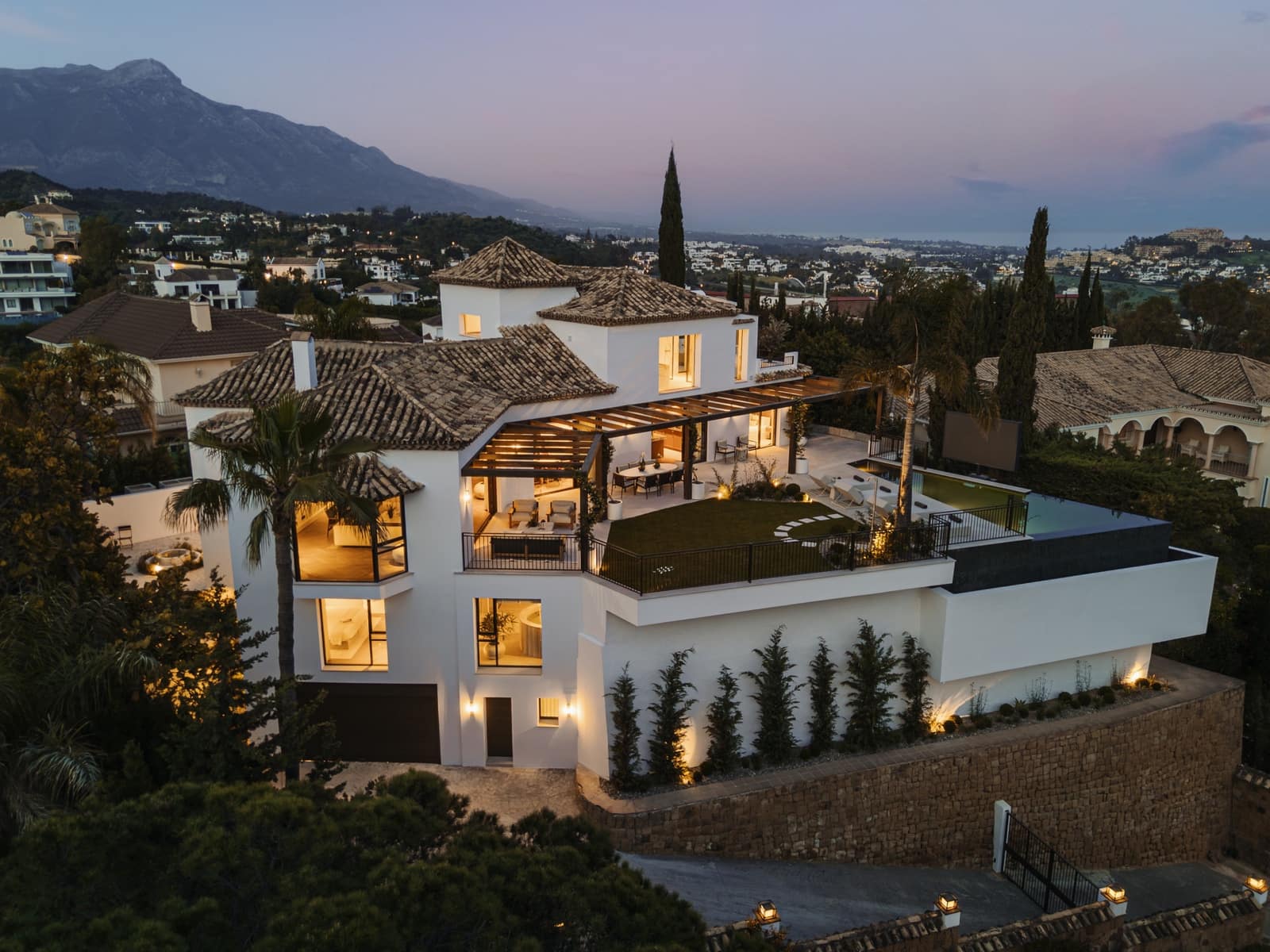 6 bedroom Villa for sale in Benahavis with pool garage - € 8,795,000 (Ref: 9845258)