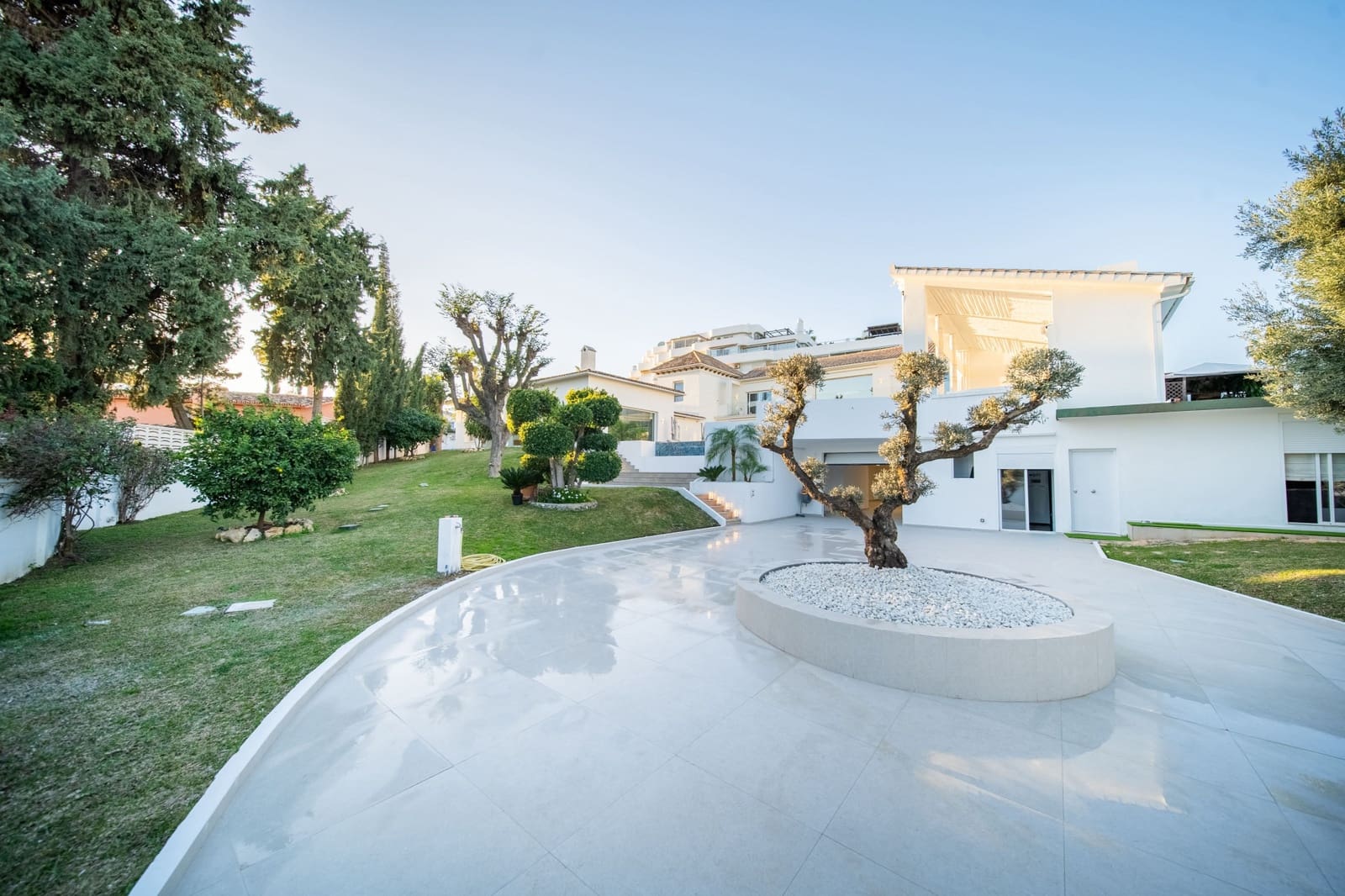 6 bedroom Villa for sale in Guadalmina with pool garage - € 5,900,000 (Ref: 9855208)