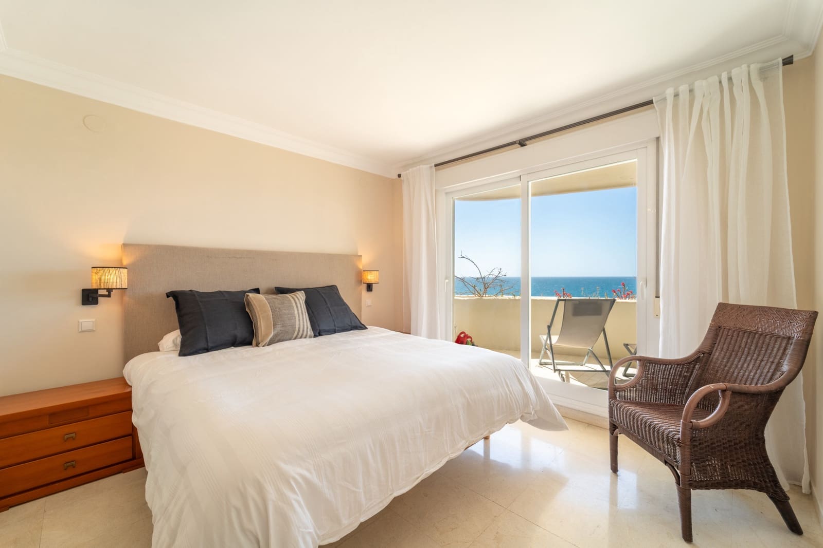 3 bedroom Apartment for holiday rental in Marbella with pool garage - € 4,500 (Ref: 9860790)