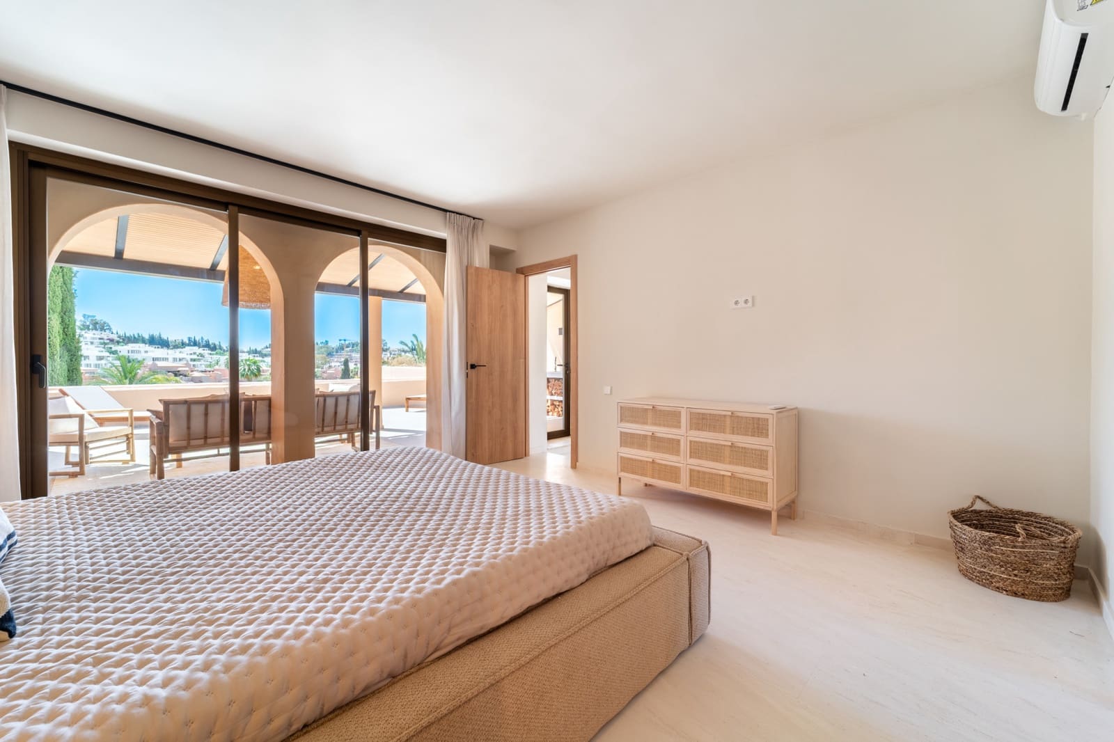 3 soveværelse Penthouse til salg i Estepona med swimmingpool garage - € 995.000 (Ref: 9875857)