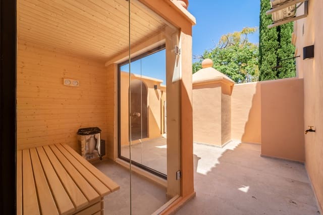 3 soveværelse Penthouse til salg i Estepona med swimmingpool garage - € 995.000 (Ref: 9875857)