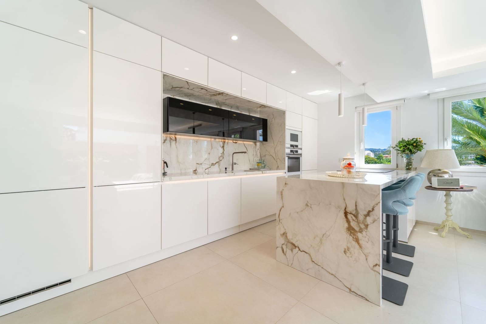 2 soverom Penthouse til salgs i Marbella med svømmebasseng garasje - € 1 995 000 (Ref: 9880739)