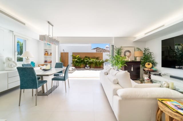 2 bedroom Penthouse for sale in Marbella with pool garage - € 2,100,000 (Ref: 9880739)