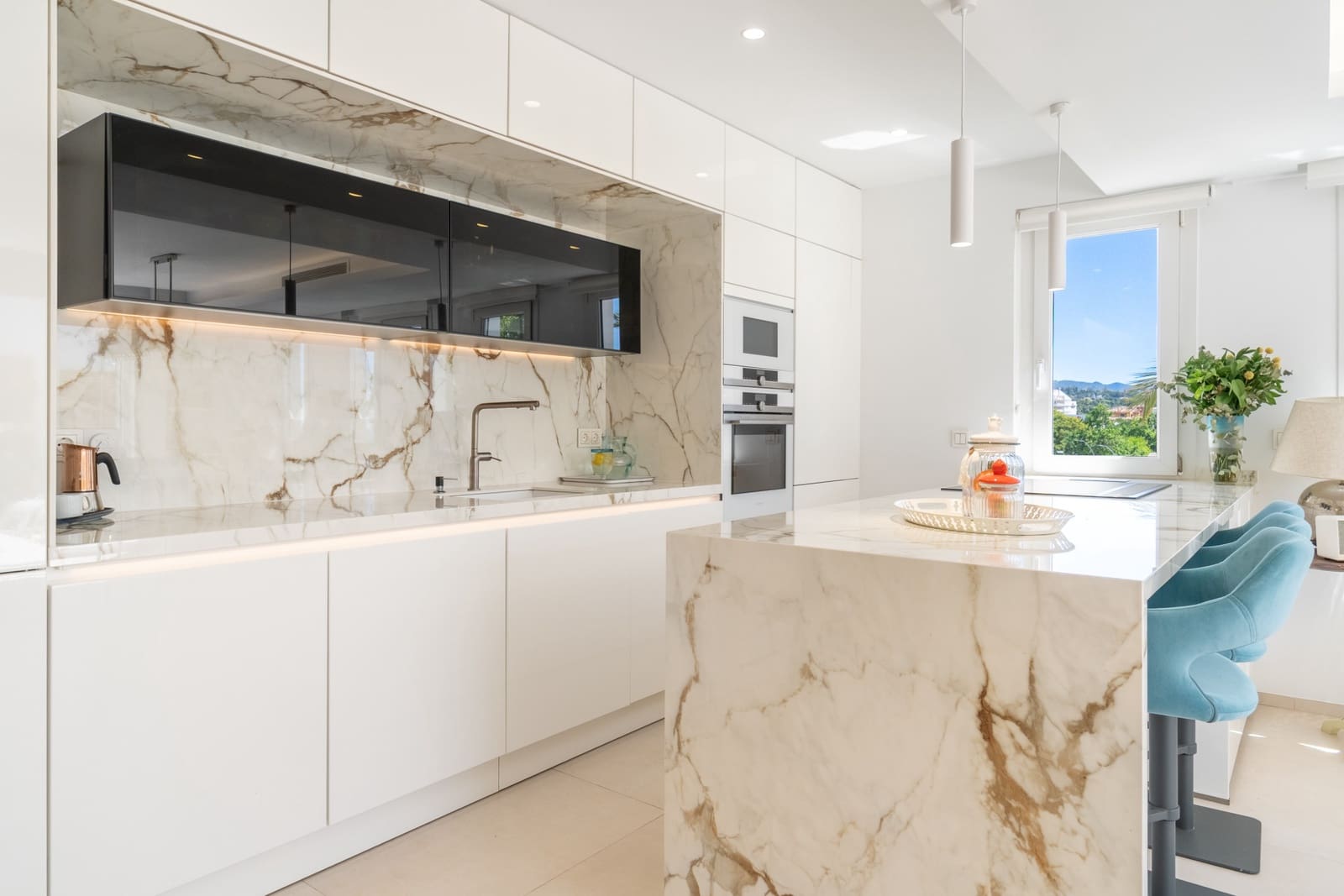 2 soverom Penthouse til salgs i Marbella med svømmebasseng garasje - € 1 995 000 (Ref: 9880739)