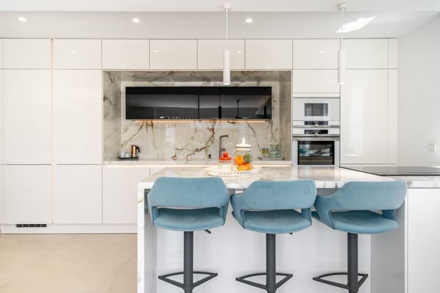 2 bedroom Penthouse for sale in Marbella with pool garage - € 2,100,000 (Ref: 9880739)