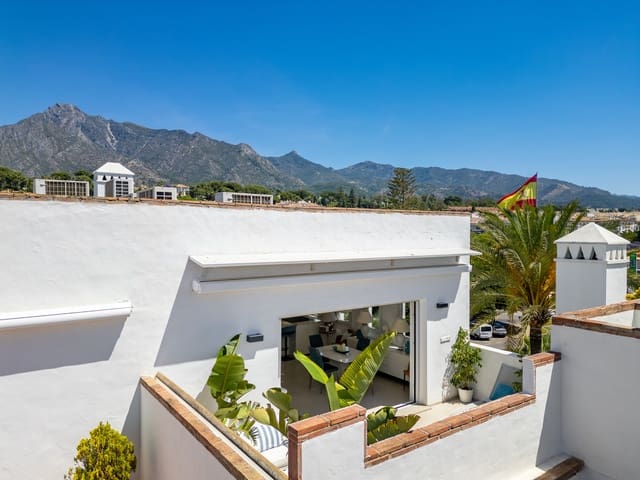 2 bedroom Penthouse for sale in Marbella with pool garage - € 2,100,000 (Ref: 9880739)