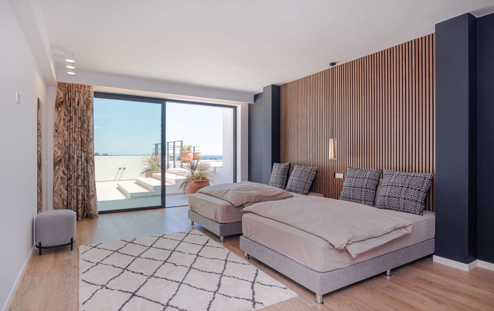 6 bedroom Villa for holiday rental in Benahavis with pool garage - € 30,000 (Ref: 9882591)