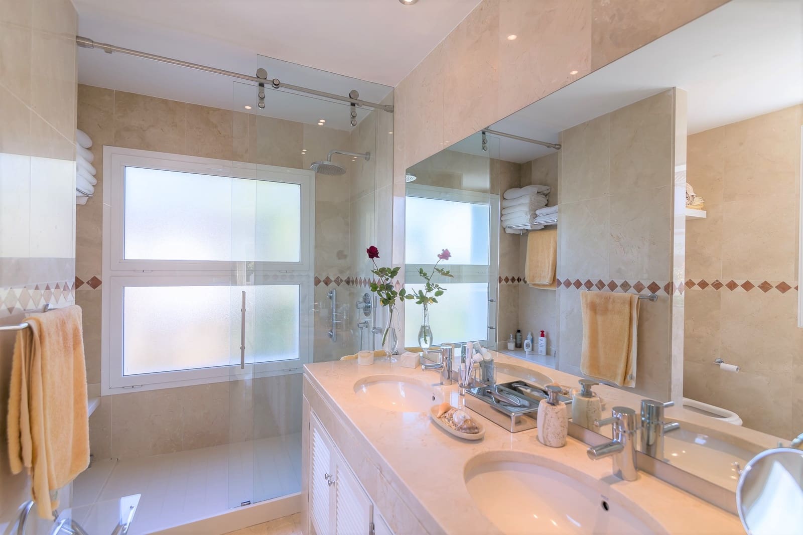   4 soveværelse   ferieVilla i Marbella   med   swimmingpool  garage  - € 8.000 (Ref: 9905050)