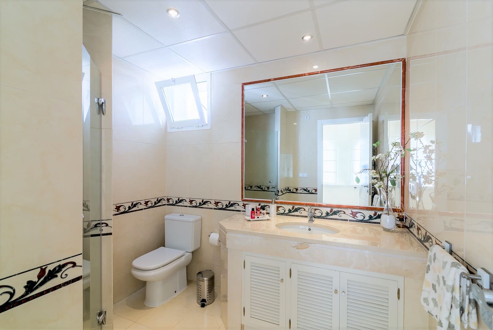   4 soveværelse   ferieVilla i Marbella   med   swimmingpool  garage  - € 8.000 (Ref: 9905050)