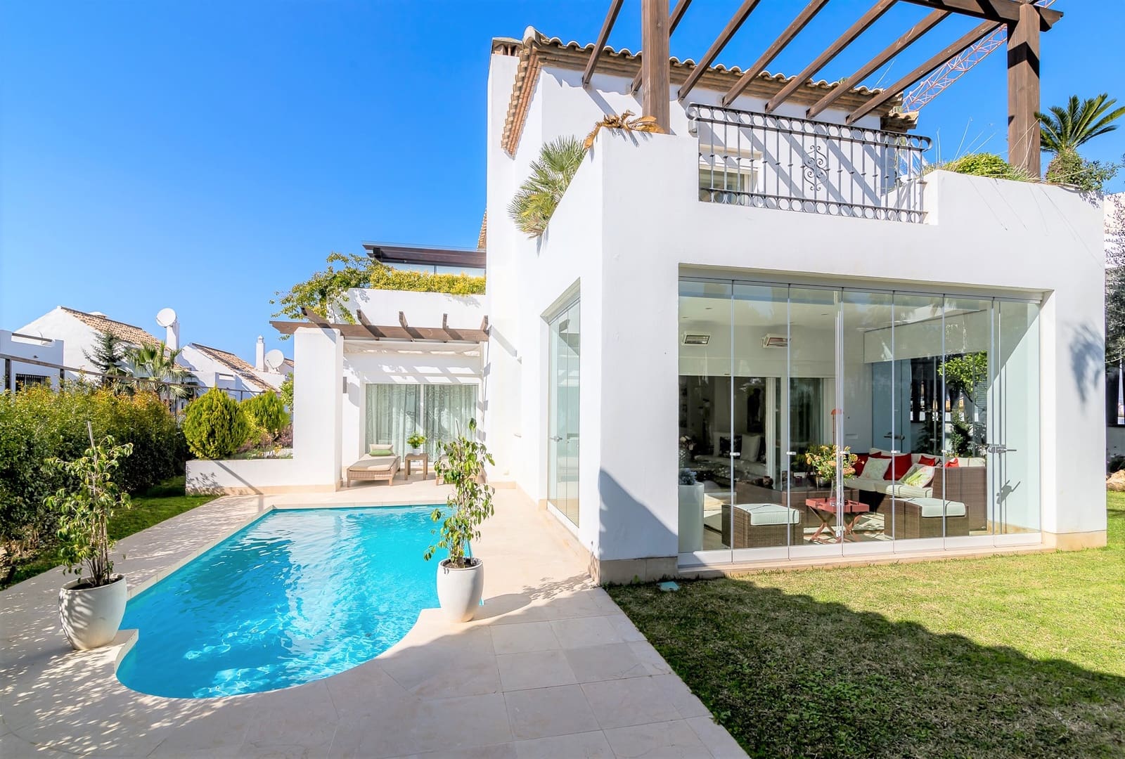   4 soveværelse   ferieVilla i Marbella   med   swimmingpool  garage  - € 8.000 (Ref: 9905050)