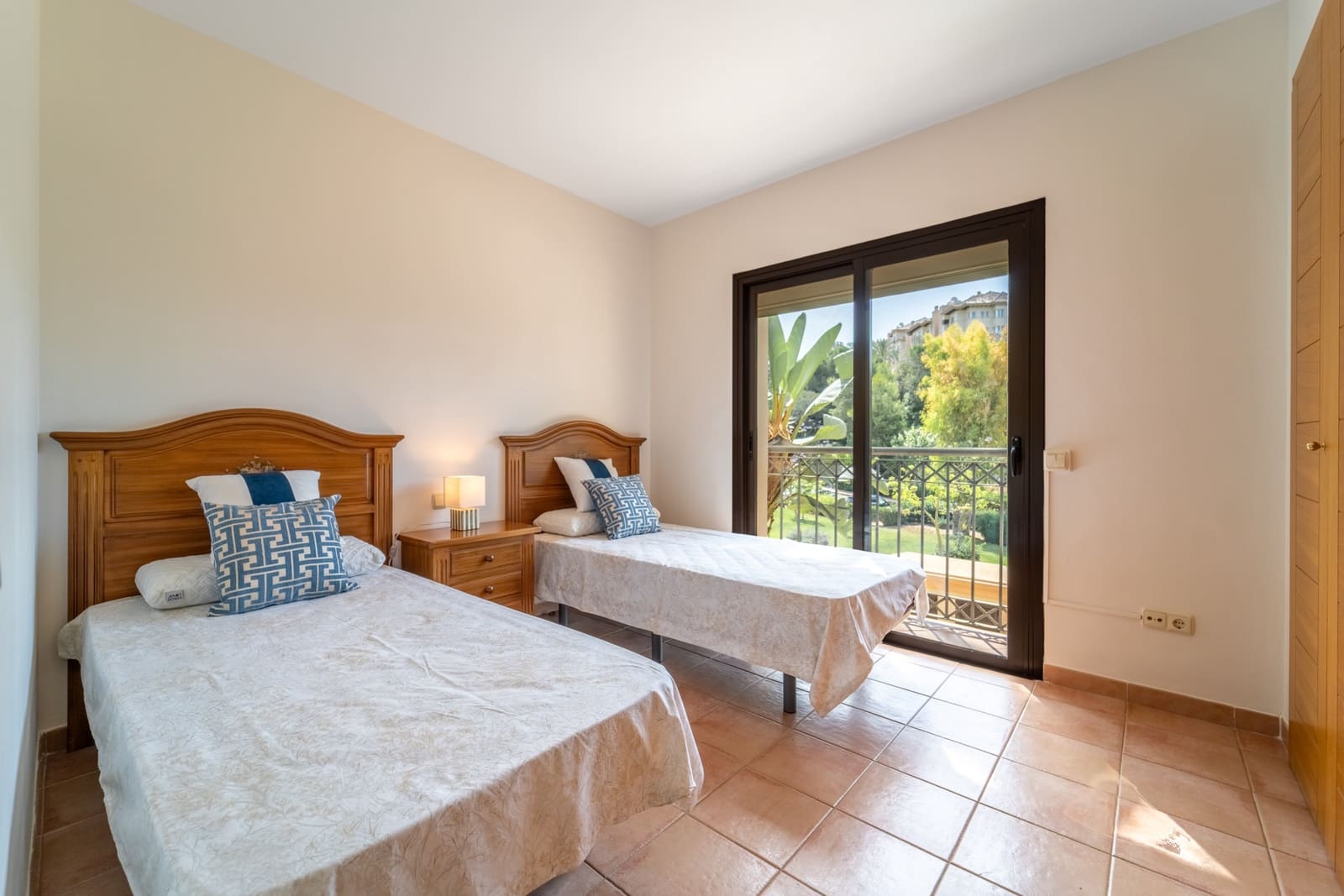 2 sypialnia Apartament do wynajęcia w Marbella z basenem garażem - 2 200 € (Ref: 9909740)
