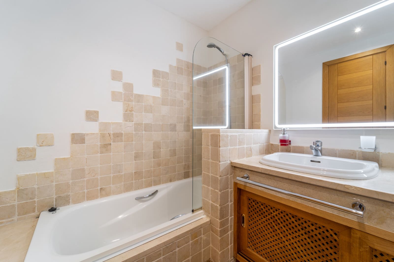 2 sypialnia Apartament do wynajęcia w Marbella z basenem garażem - 2 200 € (Ref: 9909740)