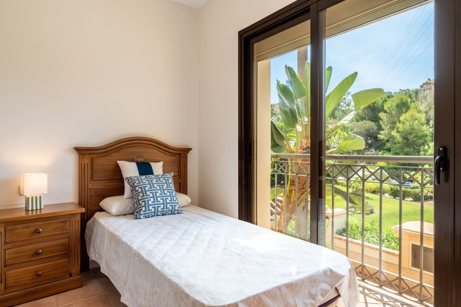 2 sypialnia Apartament do wynajęcia w Marbella z basenem garażem - 2 200 € (Ref: 9909740)