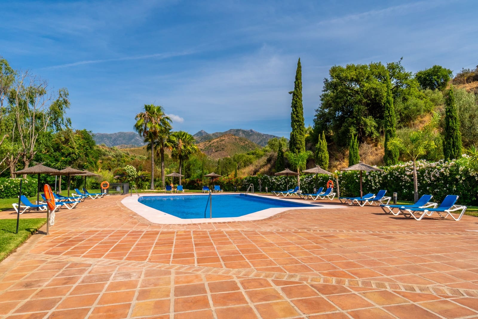 2 sypialnia Apartament do wynajęcia w Marbella z basenem garażem - 2 200 € (Ref: 9909740)