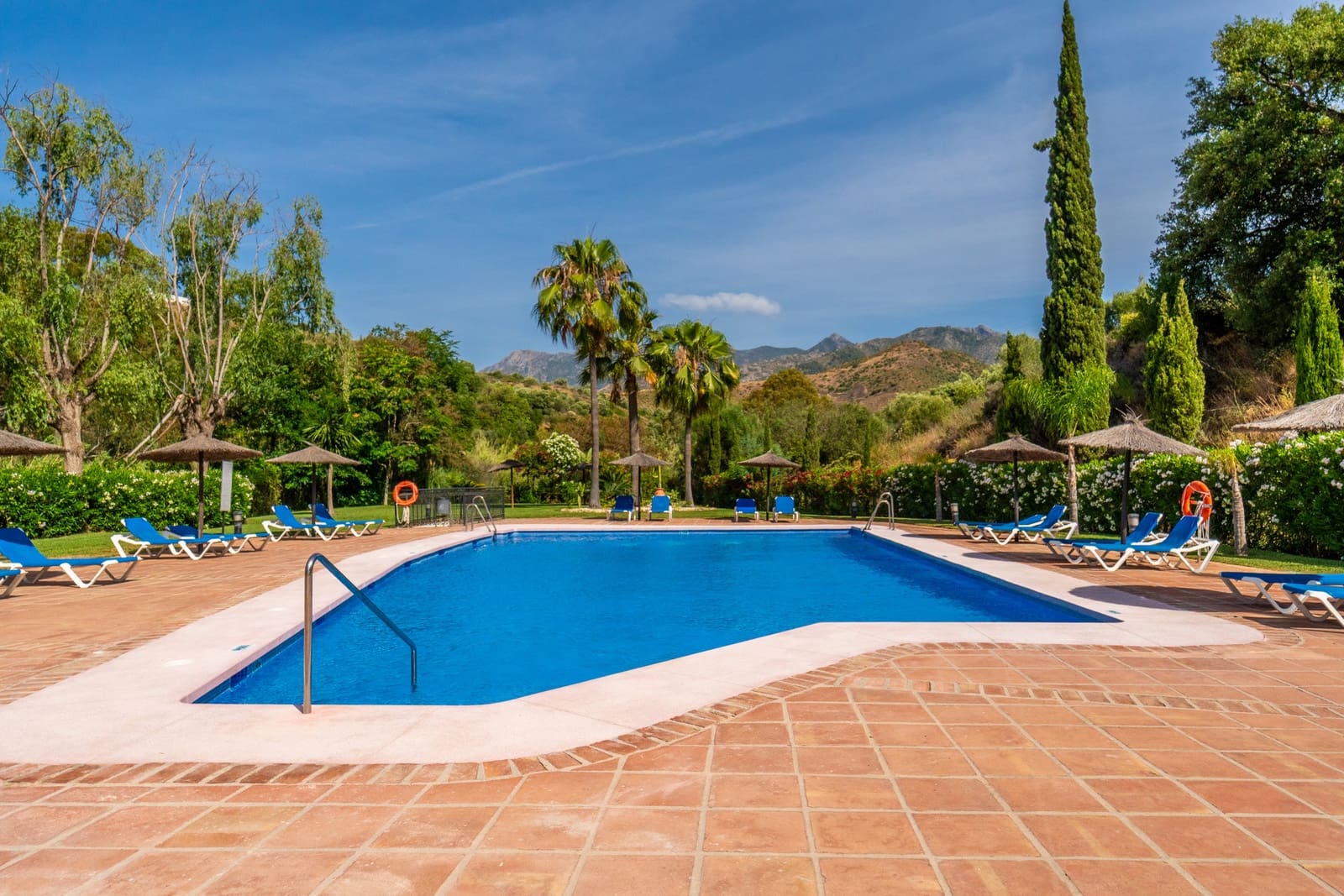 2 sypialnia Apartament do wynajęcia w Marbella z basenem garażem - 2 200 € (Ref: 9909740)