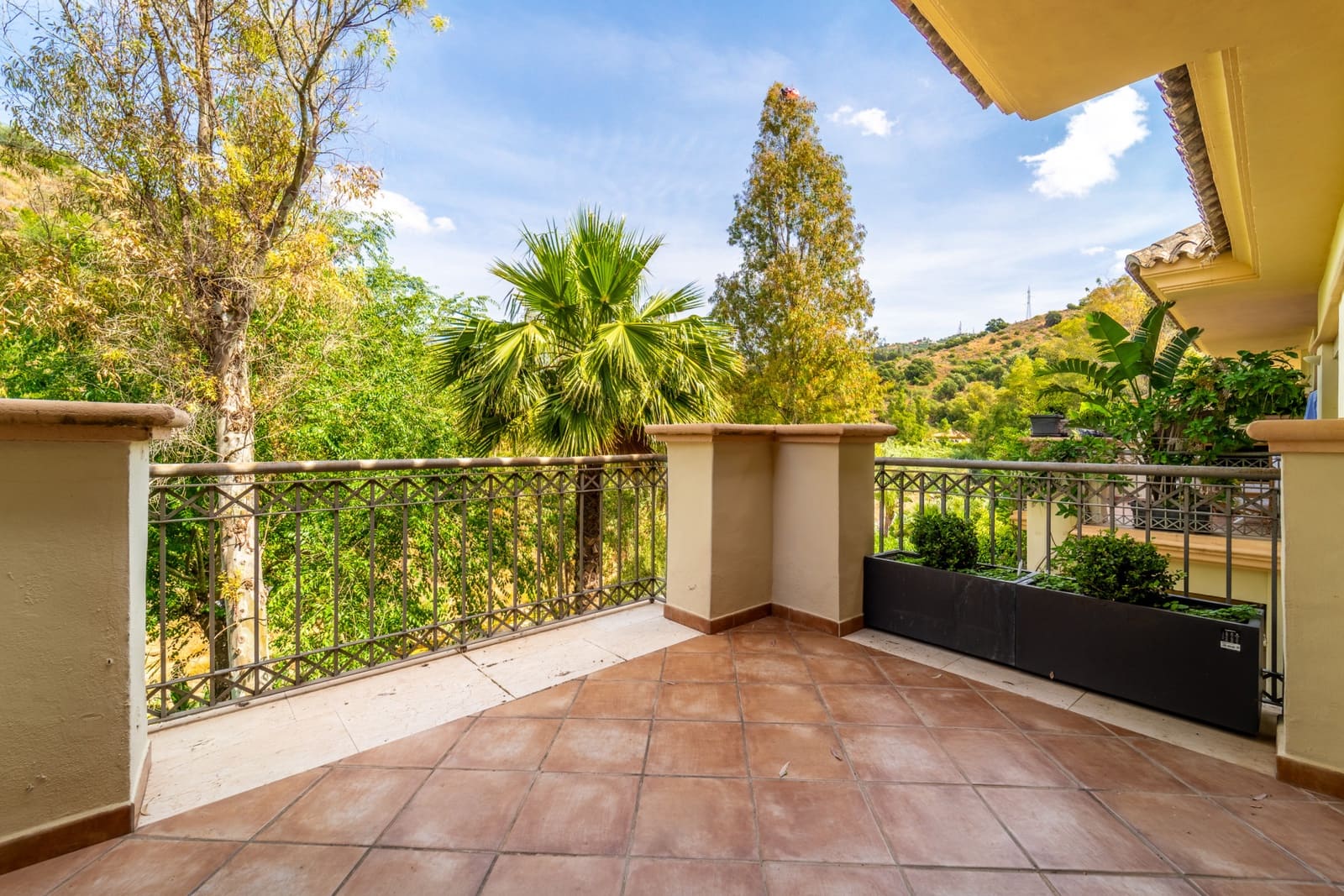 2 sypialnia Apartament do wynajęcia w Marbella z basenem garażem - 2 200 € (Ref: 9909740)