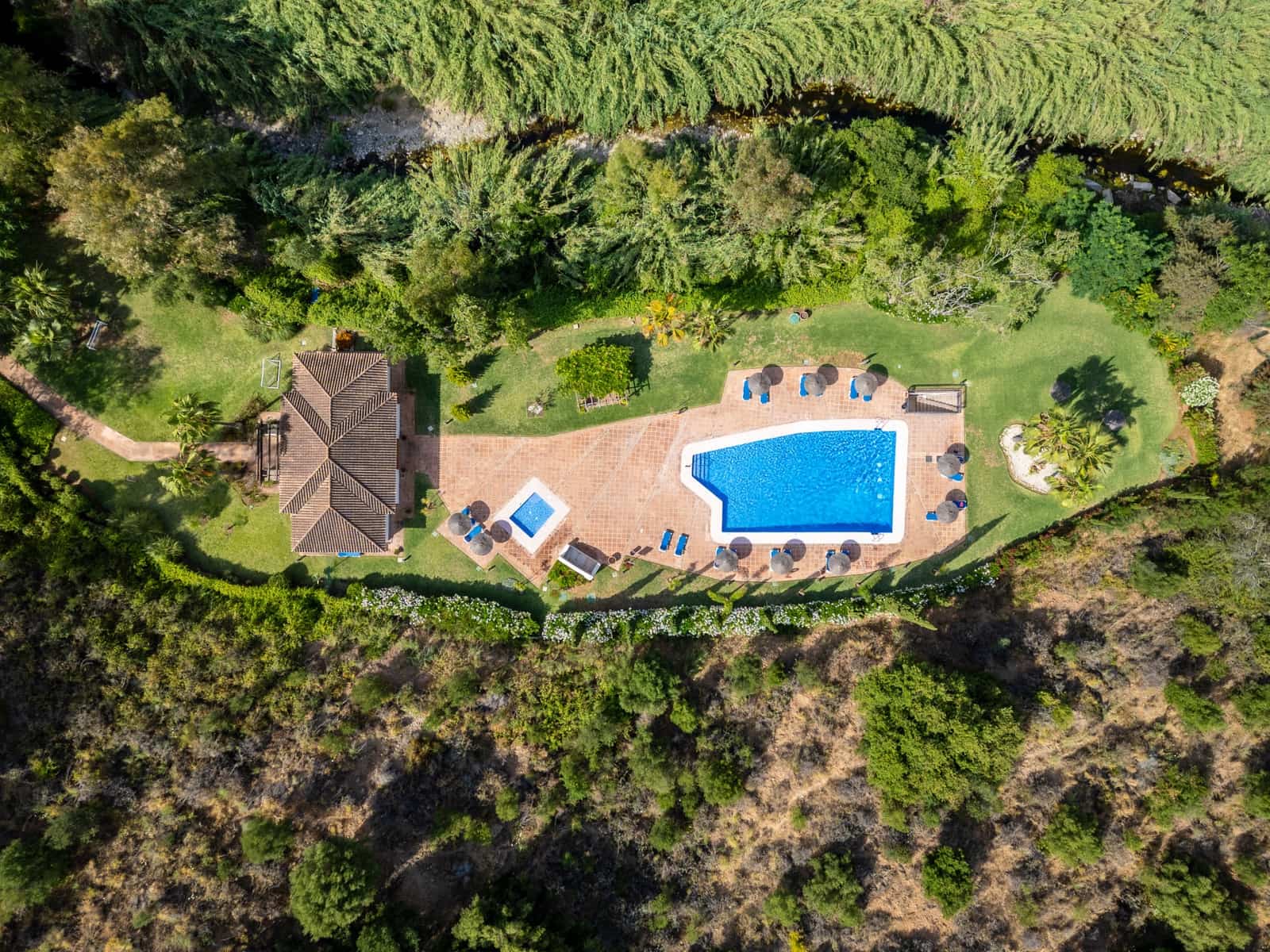 2 sypialnia Apartament do wynajęcia w Marbella z basenem garażem - 2 200 € (Ref: 9909740)