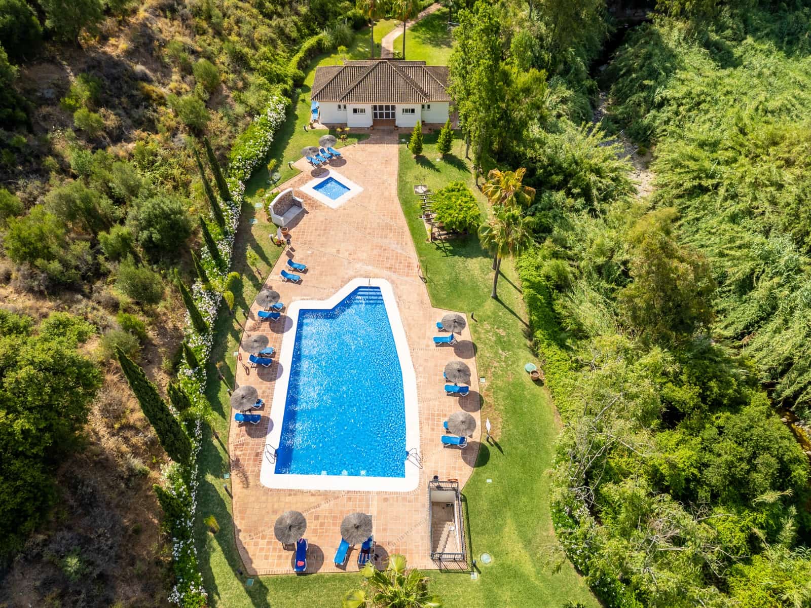 2 sypialnia Apartament do wynajęcia w Marbella z basenem garażem - 2 200 € (Ref: 9909740)