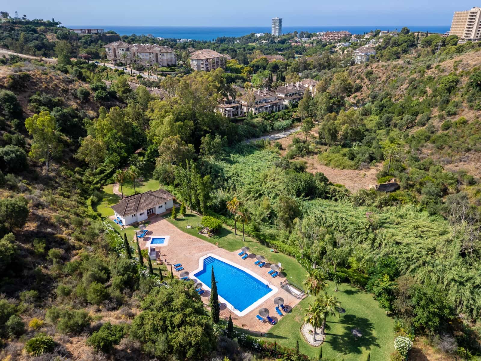 2 sypialnia Apartament do wynajęcia w Marbella z basenem garażem - 2 200 € (Ref: 9909740)