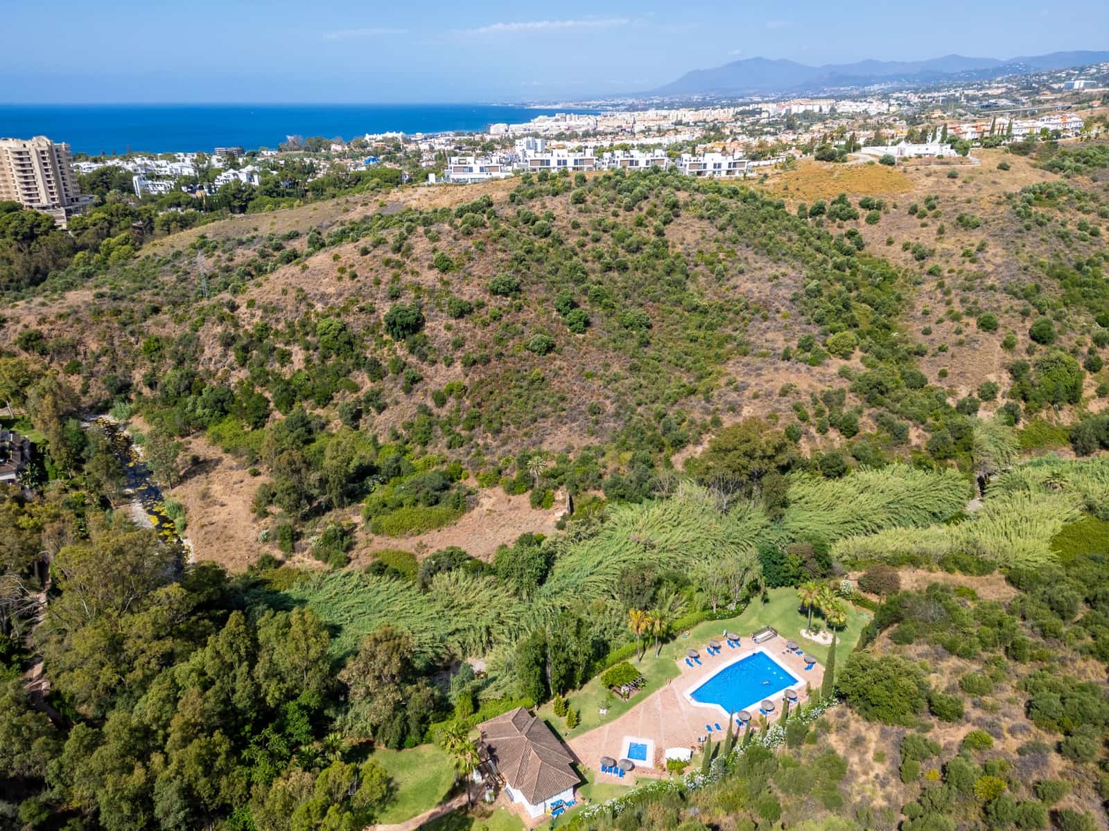 2 sypialnia Apartament do wynajęcia w Marbella z basenem garażem - 2 200 € (Ref: 9909740)