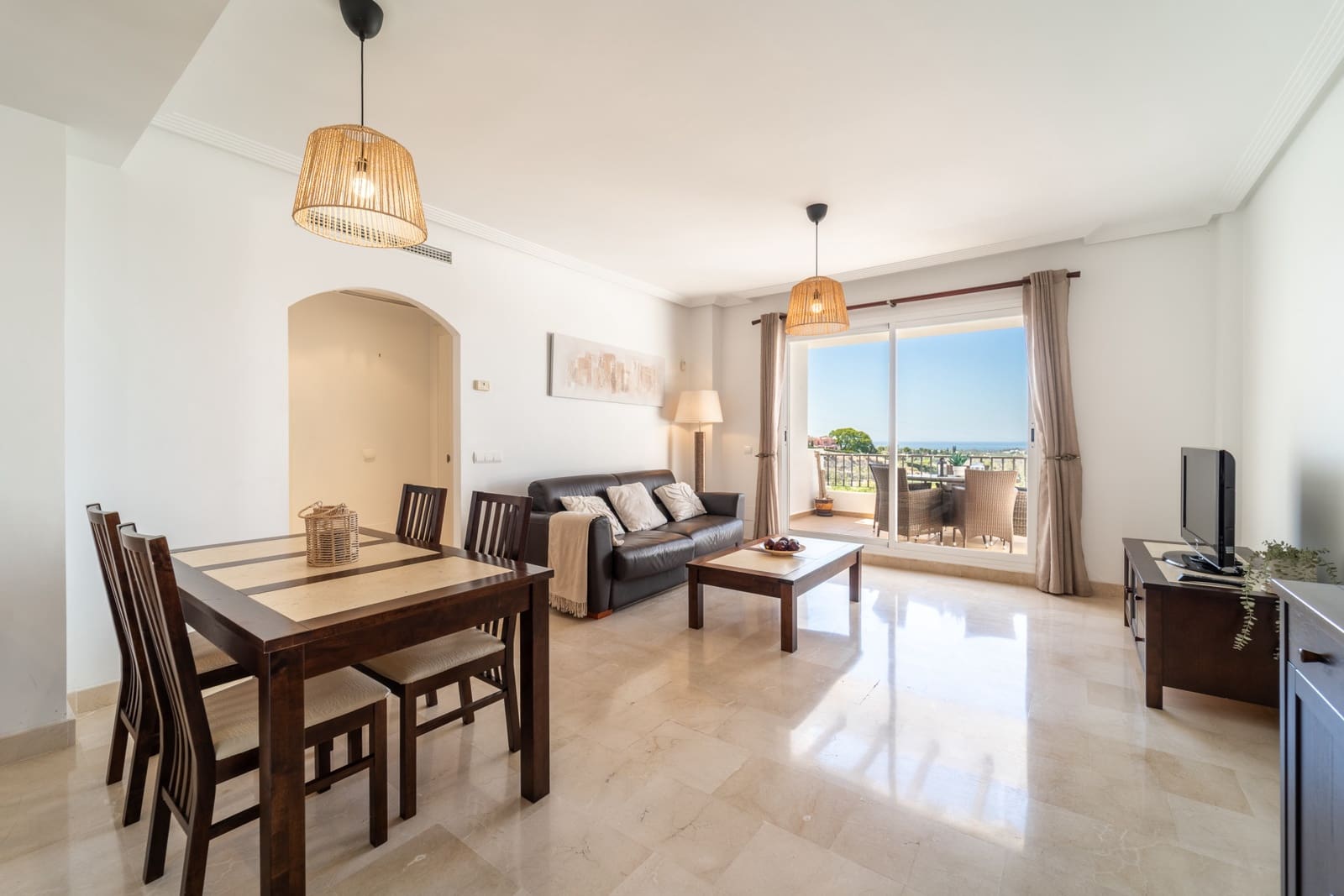 2 bedroom Penthouse for sale in Benahavis with pool garage - € 450,000 (Ref: 9929029)