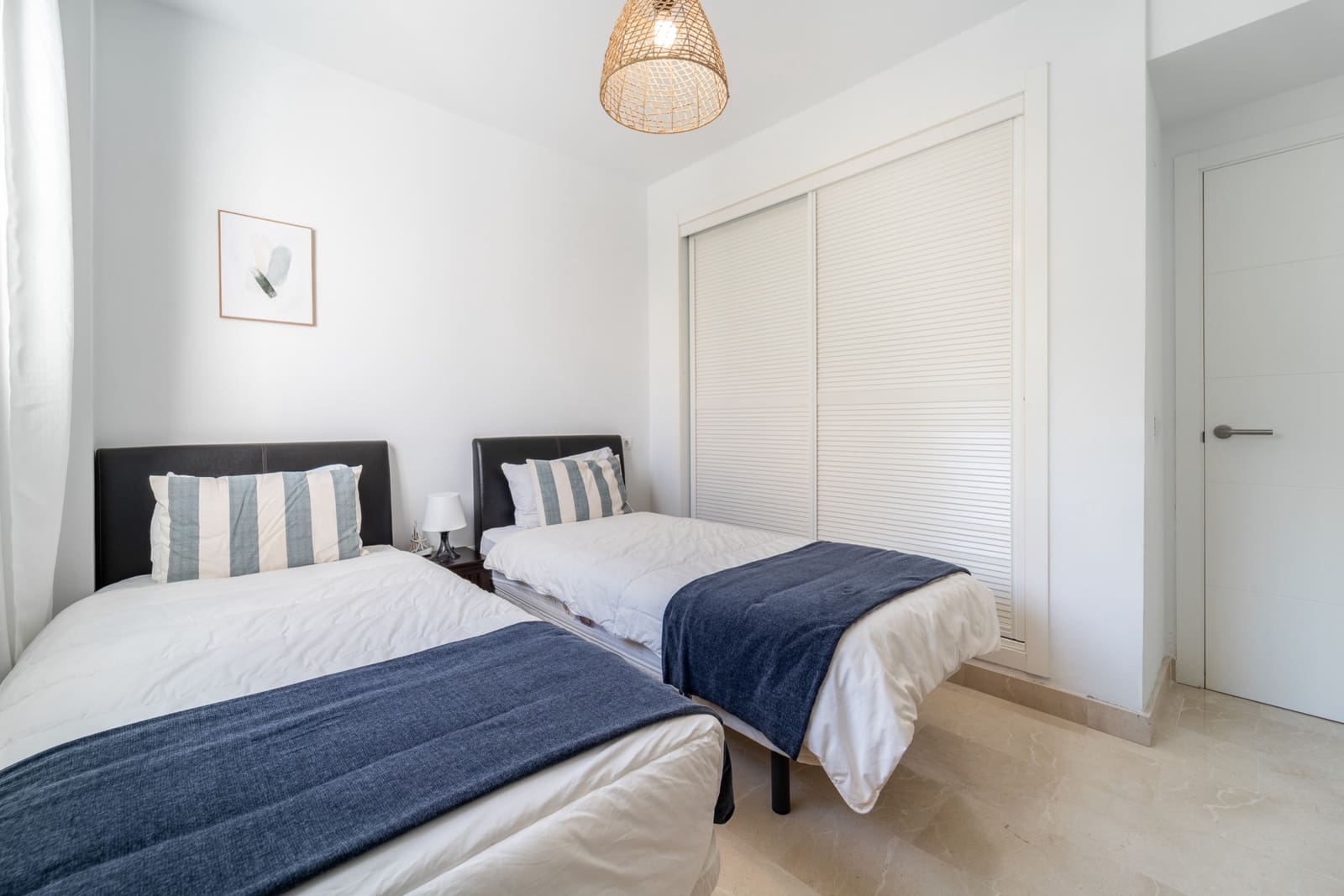 2 bedroom Penthouse for sale in Benahavis with pool garage - € 450,000 (Ref: 9929029)