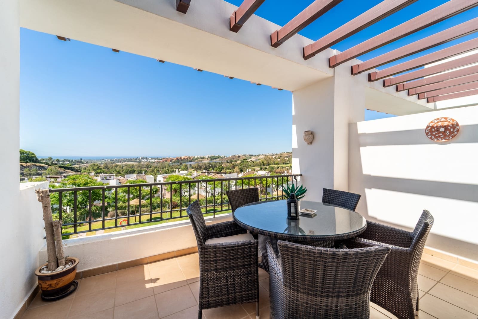 2 bedroom Penthouse for sale in Benahavis with pool garage - € 450,000 (Ref: 9929029)