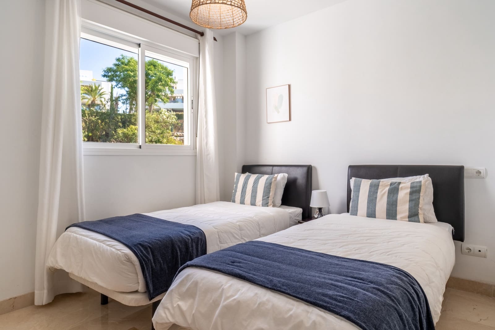 2 bedroom Penthouse for sale in Benahavis with pool garage - € 450,000 (Ref: 9929029)