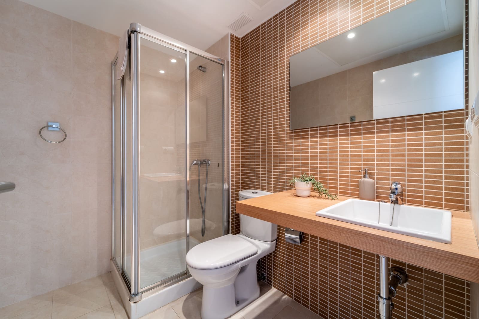 2 bedroom Penthouse for sale in Benahavis with pool garage - € 450,000 (Ref: 9929029)