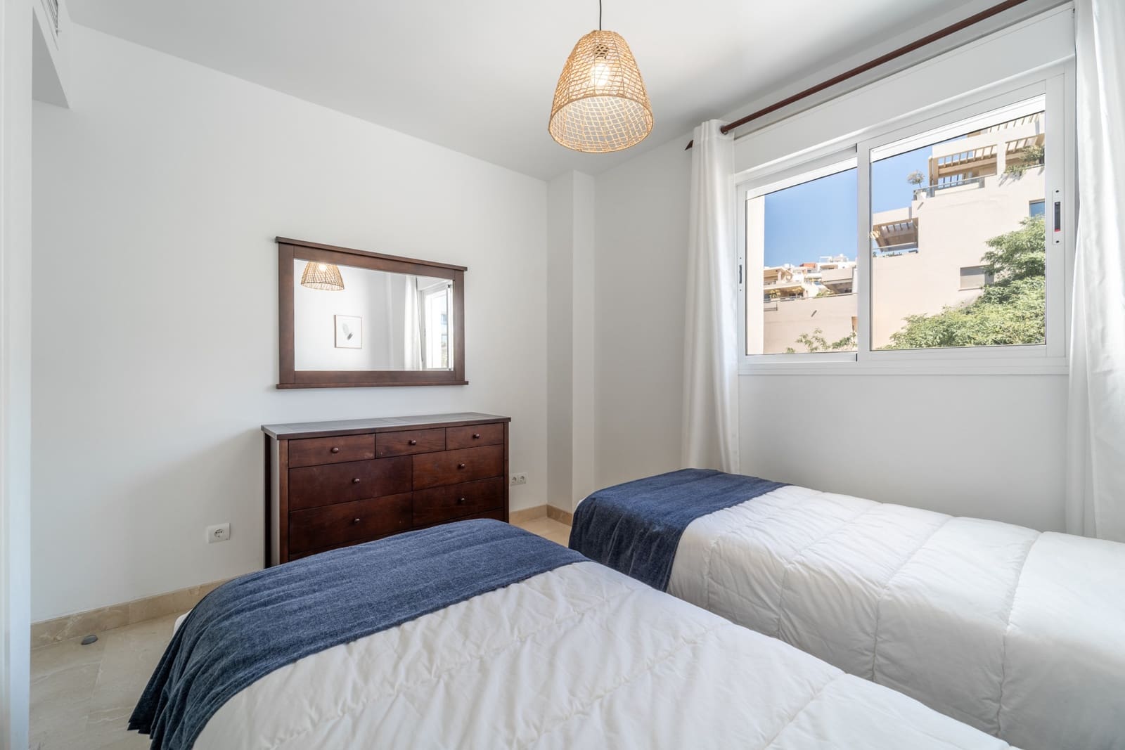 2 bedroom Penthouse for sale in Benahavis with pool garage - € 450,000 (Ref: 9929029)