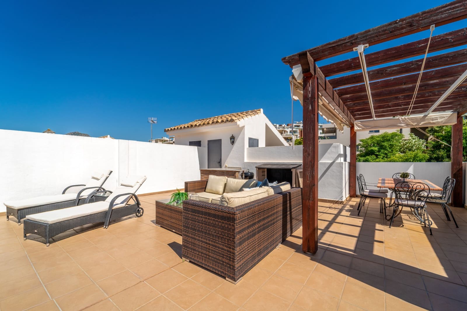 2 bedroom Penthouse for sale in Benahavis with pool garage - € 450,000 (Ref: 9929029)