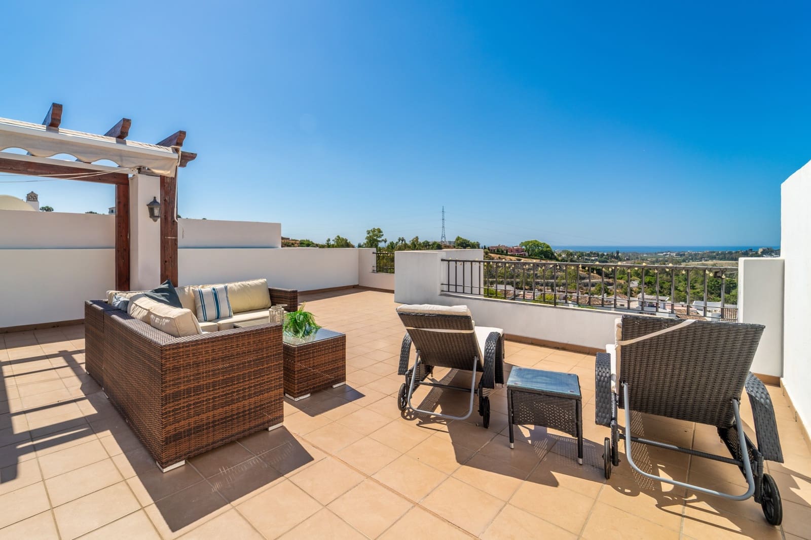 2 bedroom Penthouse for sale in Benahavis with pool garage - € 450,000 (Ref: 9929029)