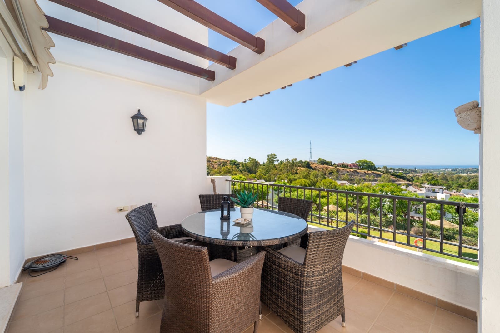 2 bedroom Penthouse for sale in Benahavis with pool garage - € 450,000 (Ref: 9929029)