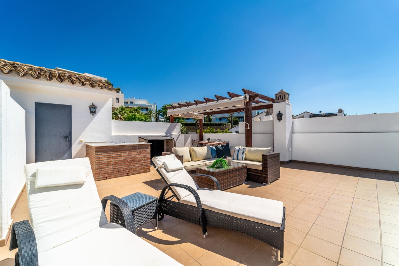 2 bedroom Penthouse for sale in Benahavis with pool garage - € 450,000 (Ref: 9929029)