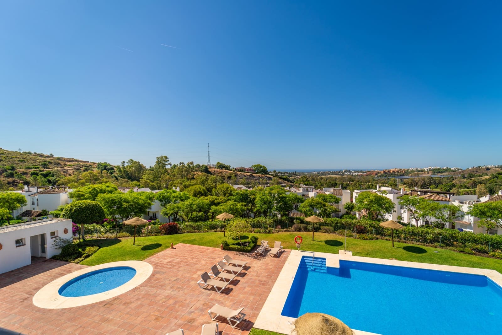 2 bedroom Penthouse for sale in Benahavis with pool garage - € 450,000 (Ref: 9929029)