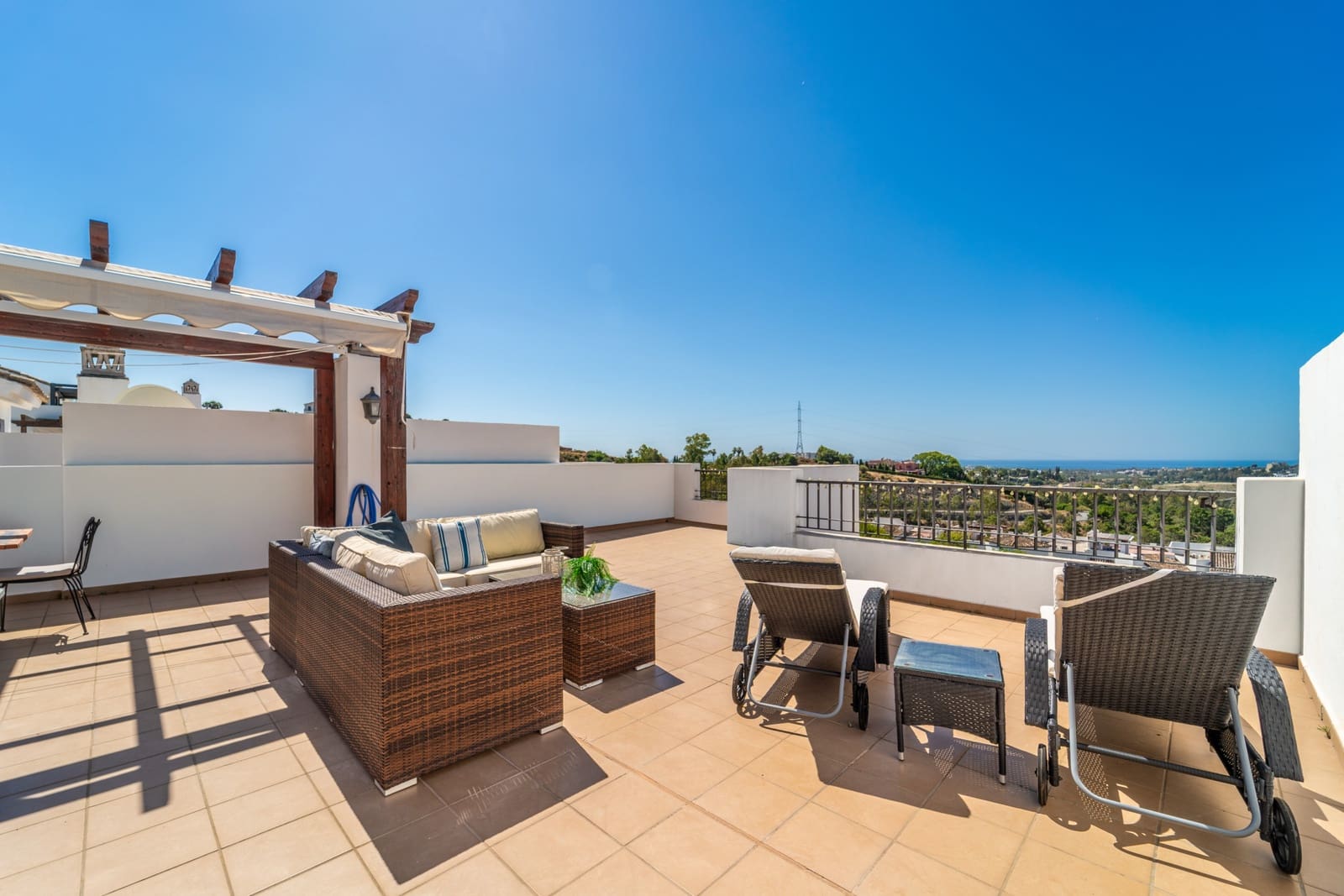 2 bedroom Penthouse for sale in Benahavis with pool garage - € 450,000 (Ref: 9929029)